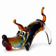 כלב דקורטיבי אמנותי שוכב